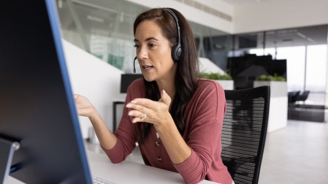 Koordinátorka zdravotní péče, žena v call centru, administrativní pracovnice