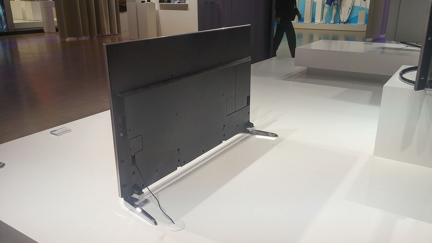 Televizor TX-50DX780 - hladká zadní stěna, zakrytá rozhraní.