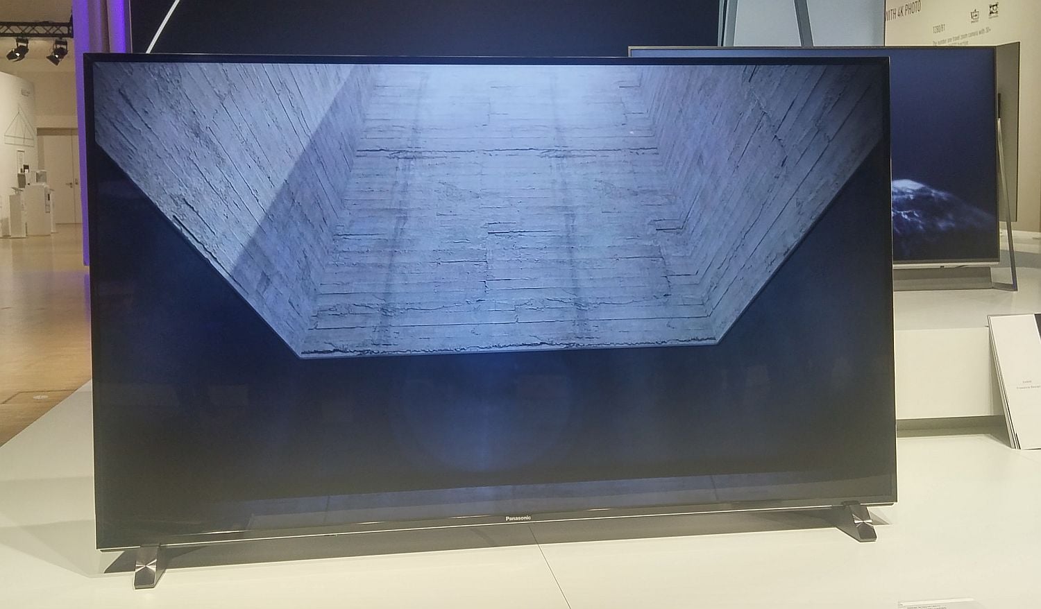 Televizor TX-65DX900 s koncepcí zvanou „Light“.