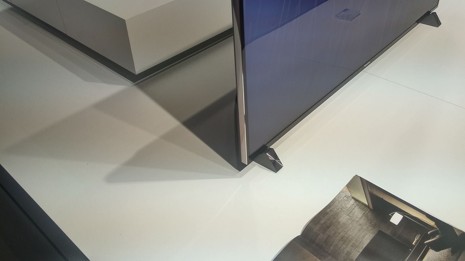 Televizor TX-65DX900 s koncepcí zvanou „Light“. Podstavec jde o „U“.