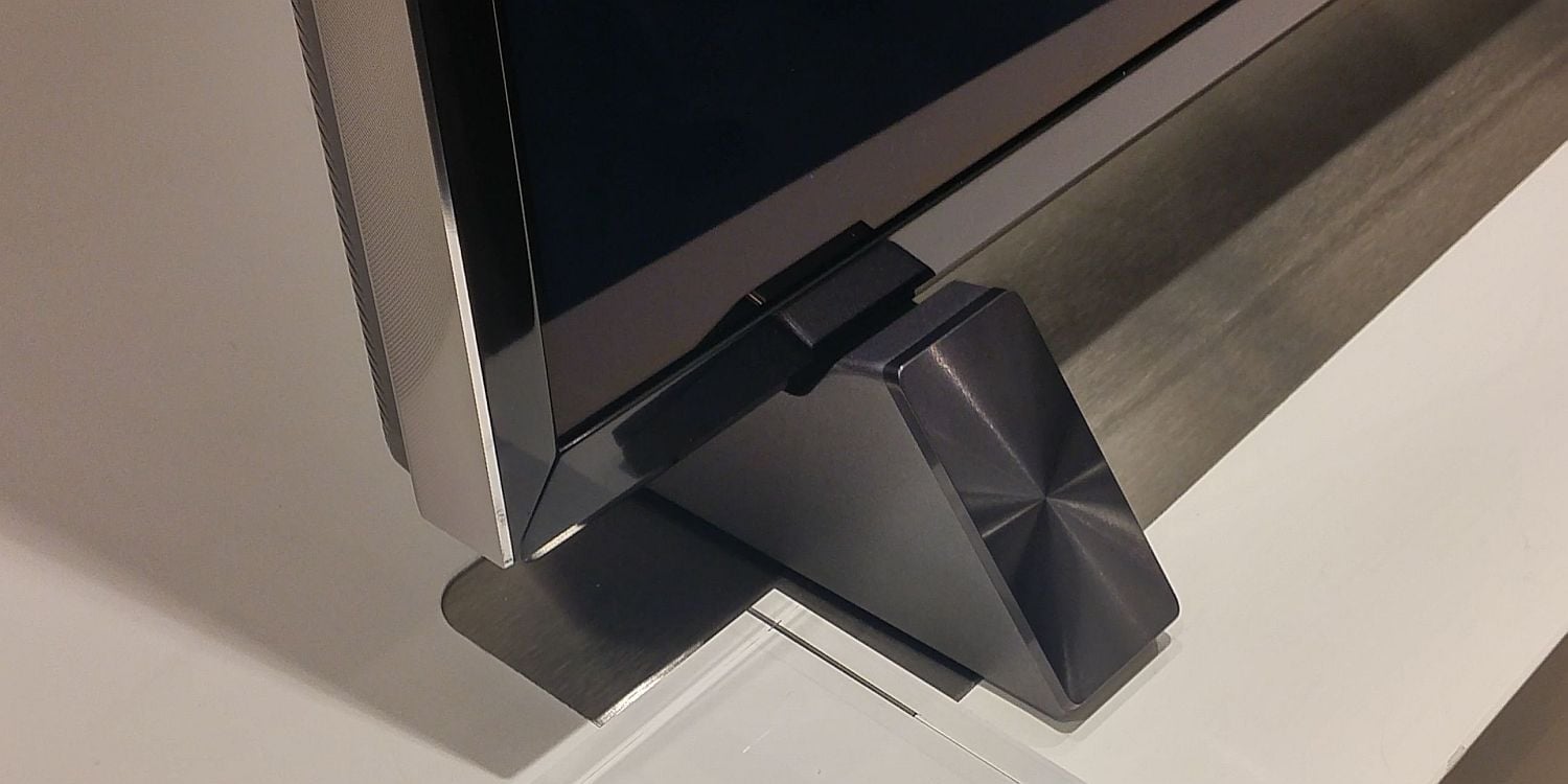 Televizor TX-65DX900 s koncepcí zvanou „Light“. Vpředu je vidět opravdu jen malá část podstavce.