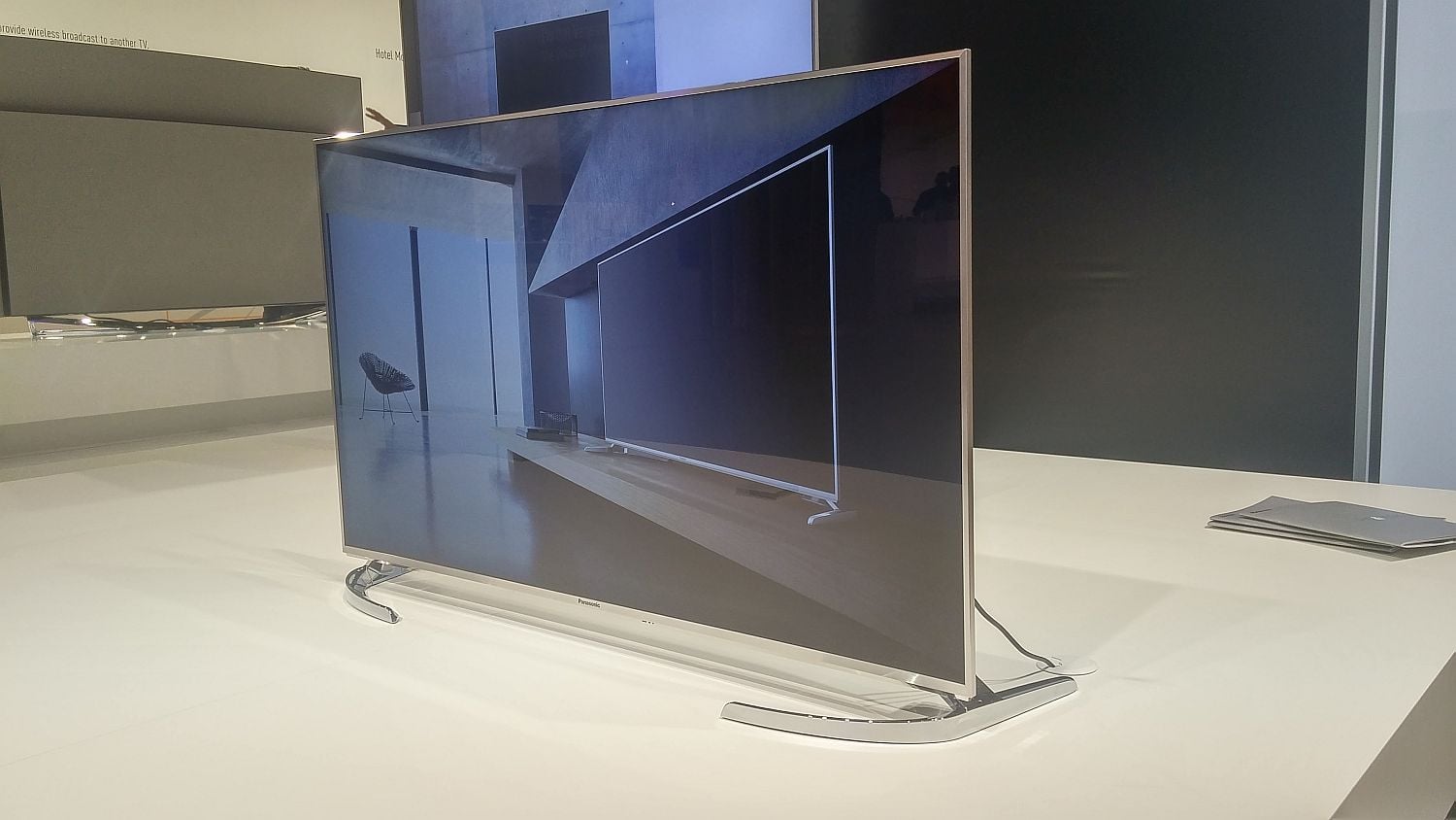 Televizor TX-50DX780 - zahnutí podstavce může jít i dozadu. Stačí ho jen otočit.