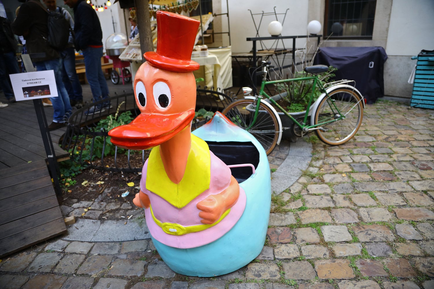 Představení seriálu Přijela pouť