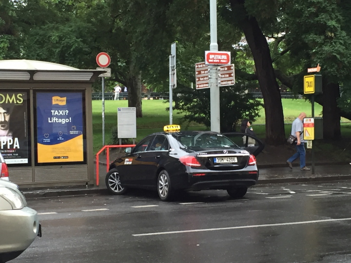 Vzít si taxík na hlavním nádraží v Praze z ulice? Beze strachu, tento je „ten hodný“, musíte ale vyjít na Opletalovu ulici. Nesmíte si brát žluté taxíky, co stojí přímo na hlavním nádraží u vestibulu, ty nejsou OK.
