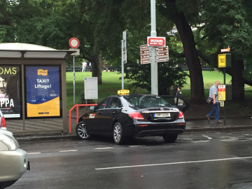 Vzít si taxík na hlavním nádraží v Praze z ulice? Beze strachu, tento je „ten hodný“, musíte ale vyjít na Opletalovu uluci. Nesmíte si brát žluté taxíky, co stojí přímo na hlavním nádraží u vestibulu, ty nejsou OK.