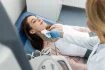 Štítná žláza se stará zejména o látkovou výměnu a zvýšení metabolické činnosti buněk. K tomuto účelu produkuje trijodtyronin a tyroxin. Jde o hormony, které mají rovněž vliv třeba na termoregulaci a nervový systém.
