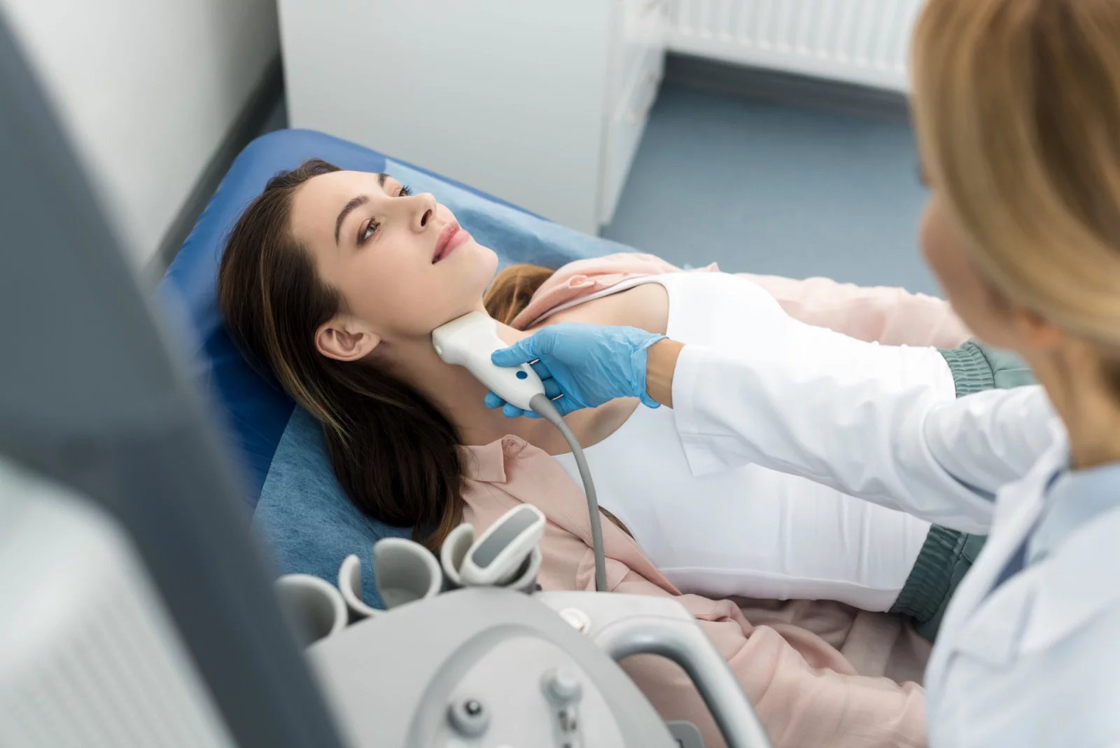 Štítná žláza se stará zejména o látkovou výměnu a zvýšení metabolické činnosti buněk. K tomuto účelu produkuje trijodtyronin a tyroxin. Jde o hormony, které mají rovněž vliv třeba na termoregulaci a nervový systém.