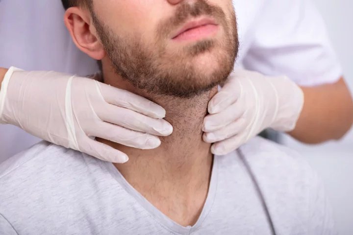 Štítnou žlázu tvoří dva laloky ve tvaru motýla, které váží mezi dvaceti a čtyřiceti gramy a jsou umístěny na krku vpředu. Jelikož jde o endokrinní žlázu s vnitřní sekrecí, znamená to, že hormony z ní přecházejí rovnou do krve.