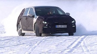 Náhledový obrázek - Video: Thierry Neuville a připravovaný Hyundai i30 N dovádí na sněhu