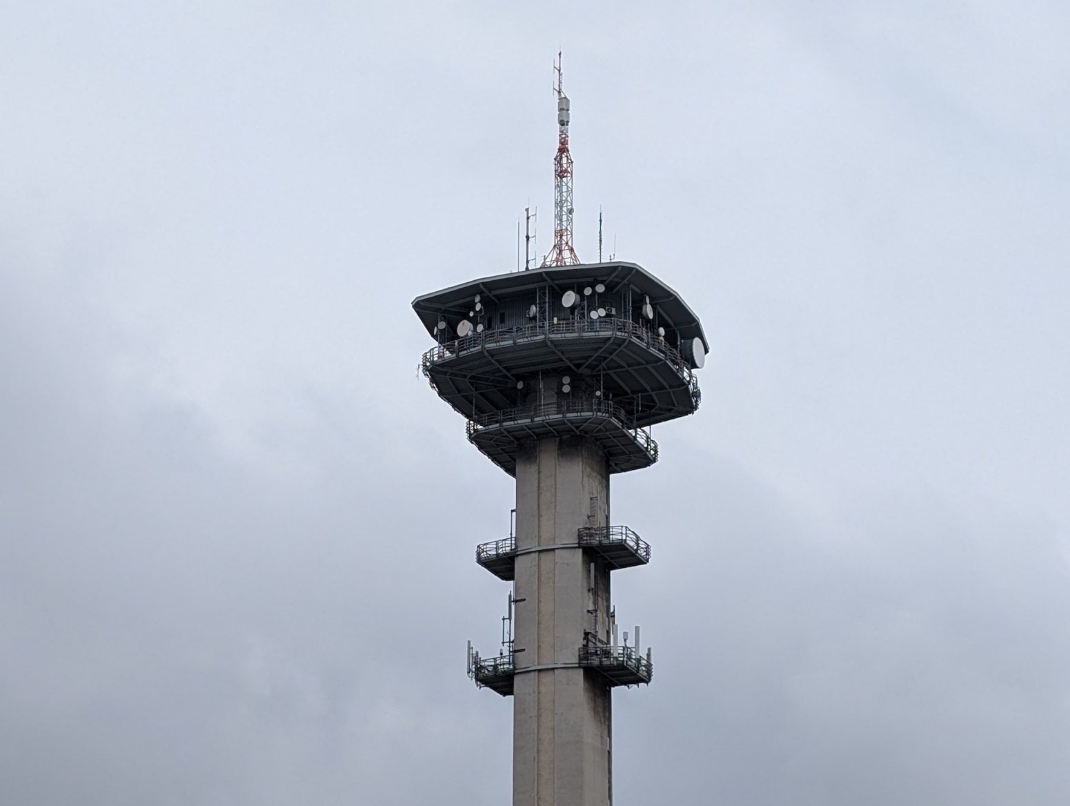 5G vysílač na telekomunikační věži v Pardubicích