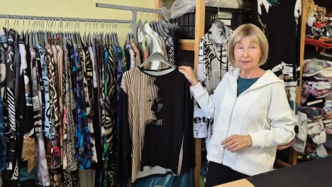 Náhledový obrázek - Značku založila na popud svých synů. Ti jí pomáhali prodávat první oblečení