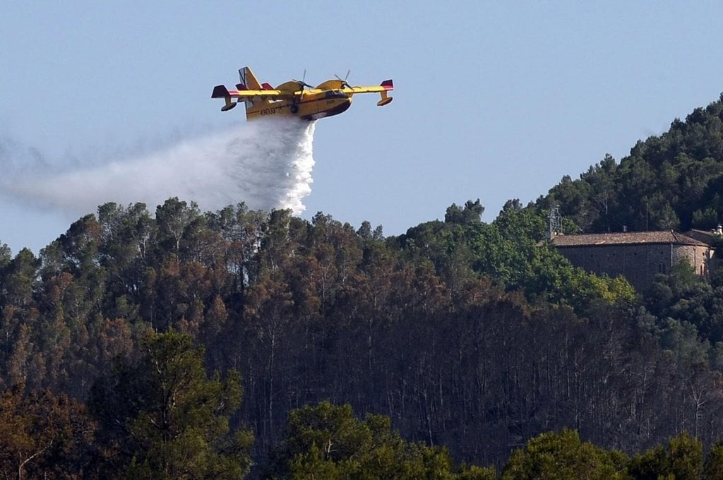 2011-08-hasic48dskc3a1-letadla-canadair-v-akcc3adch-v-evropc49b-