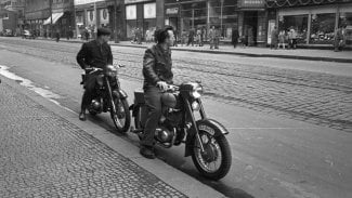 Náhledový obrázek - Jak se jezdilo v Československu v letech 1948 až 1968? Projděte si auta, autobusy i ulice na dobových fotkách