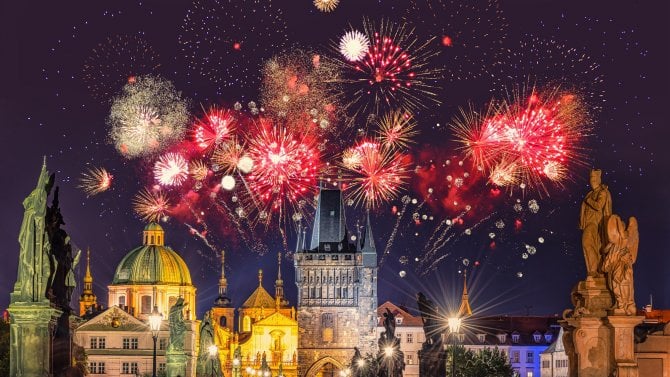 Konec ohňostrojů v Čechách? Města omezují kvůli novele zákona pořádání silvestrovských oslav, v Ostravě a Zlíně si rachejtle ujít nenechají