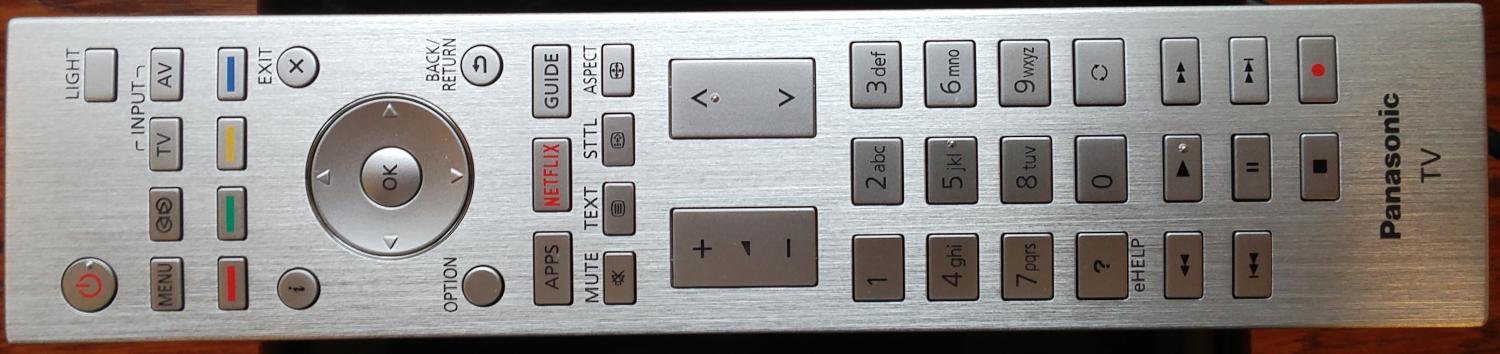 Dálkový ovladač má solidní rozložení, výborně padne do ruky a můžete si ho nechat i osvětlit. Ceně televizoru odpovídá.