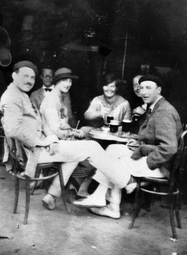 Zleva doprava: Ernest Hemingway, Harold Loeb, Lady Duff Twysden, Hadley Hemingway, Donald Ogden Stewart a Patrick Stirling Guthrie, v kavárně v Pamploně, Španělsko, červenec 1925.
