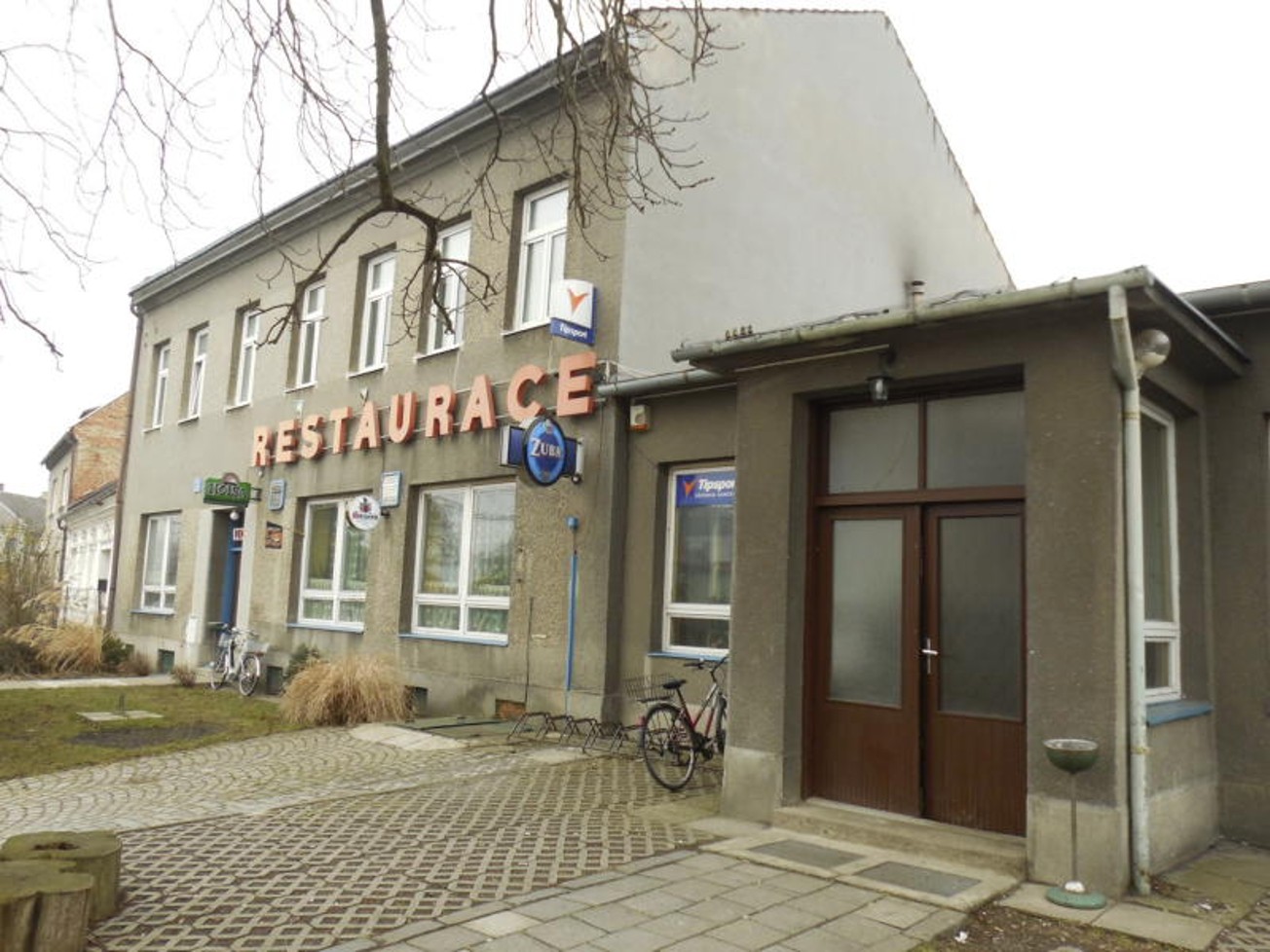 Restaurace U nádraží (kontrolovaná osoba Ing. Roman Zbožínek), Brodek u Přerova. Bylo zde skladováno syrové maso společně se zpracovanými potravinami na chodbě mimo chladící zařízení, zaplísněné úložné prostory, skladování surovin v kotelně a myší trus v polici s potravinami. Provozovnu charakterizoval celkově zanedbaný stav a nepřijatelná praxe při skladování potravin. Inspekce zde na místě uložila zákaz užívání prostor.