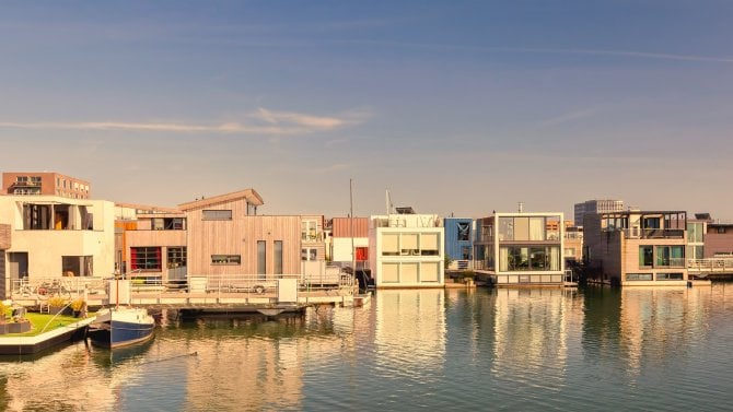 Pomůžou s nedostatkem bytů a jsou odolné vůči povodním. V Nizozemsku stále častěji staví plovoucí domy