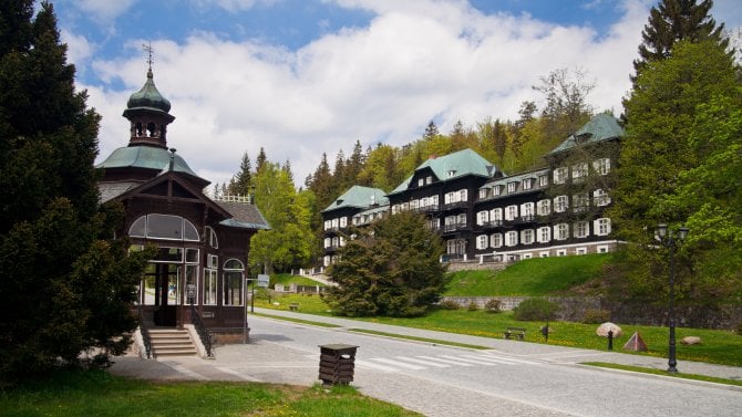 Altán s pramenem minerálky, který tvoří srdce lázní Karlova Studánka na Bruntálsku