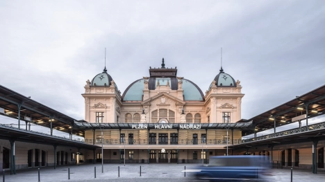 Náhledový obrázek - Rekonstrukce plzeňského nádraží je u konce. Architekti z ateliéru A8000 ho propojili s městem a vrátili život do výpravní budovy