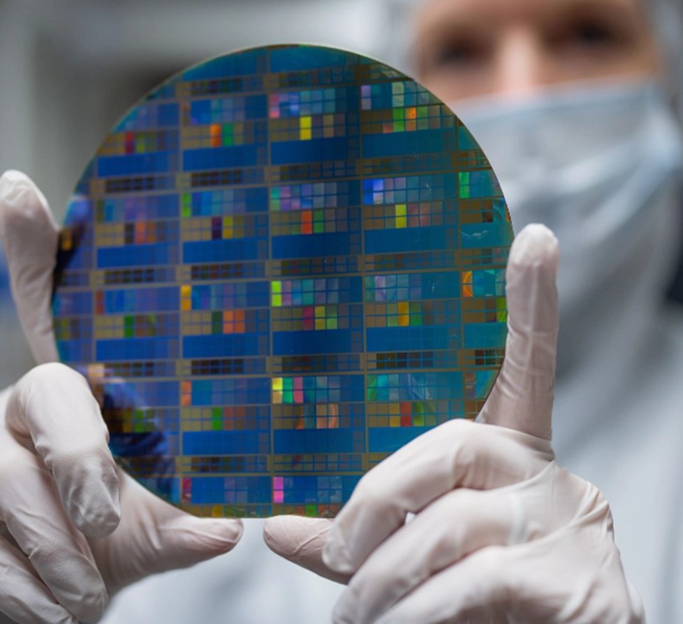 Polovodičový wafer obsahující spinové qubity