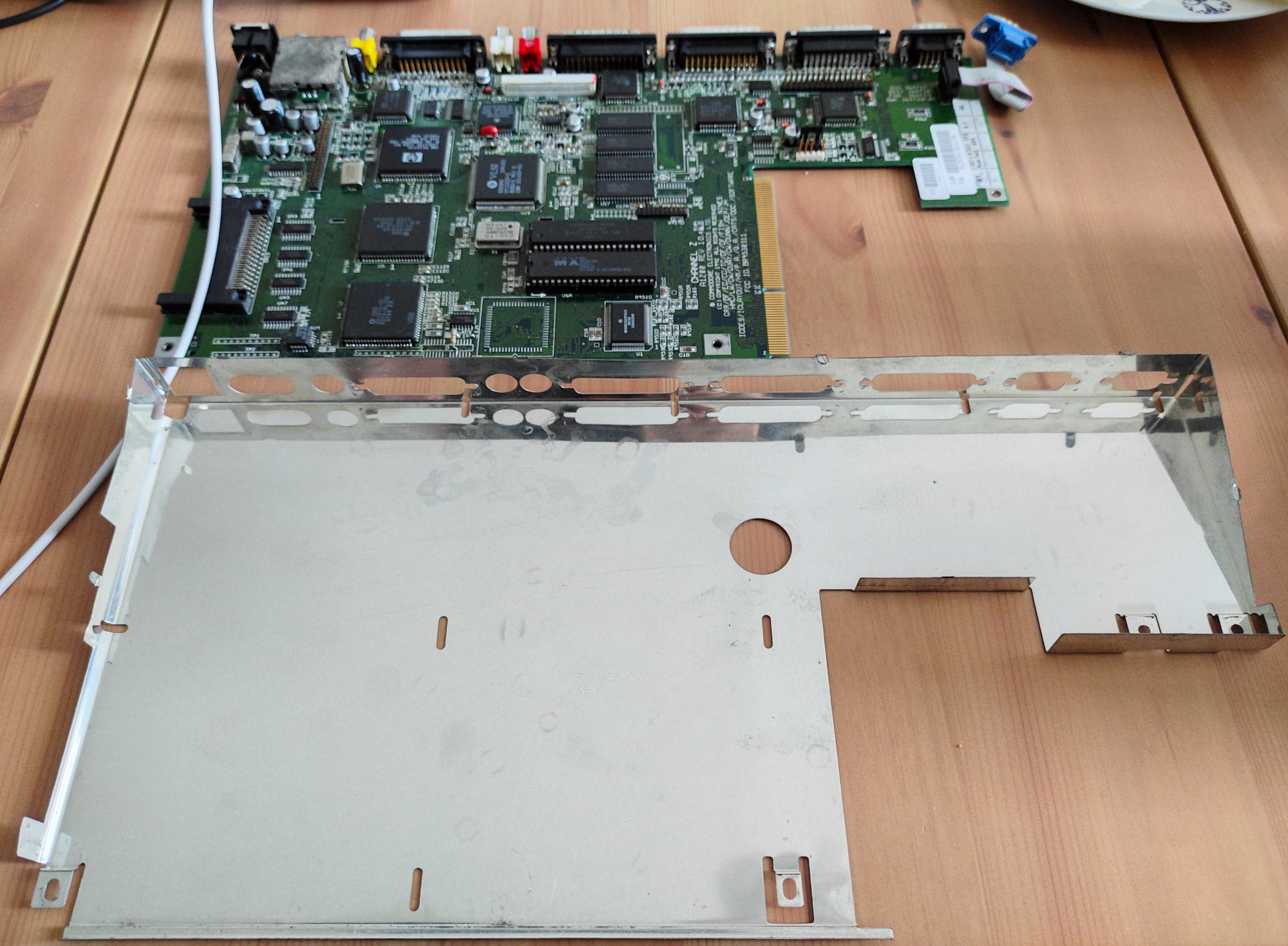 Hotová deska připravena pro uložení zpět do stínění.