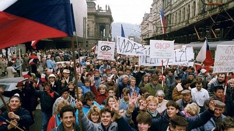 Náhledový obrázek - Sametovou revoluci hodnotí kladně třetina lidí nad 40 let. Stejný podíl si myslí, že lépe bylo za socialismu