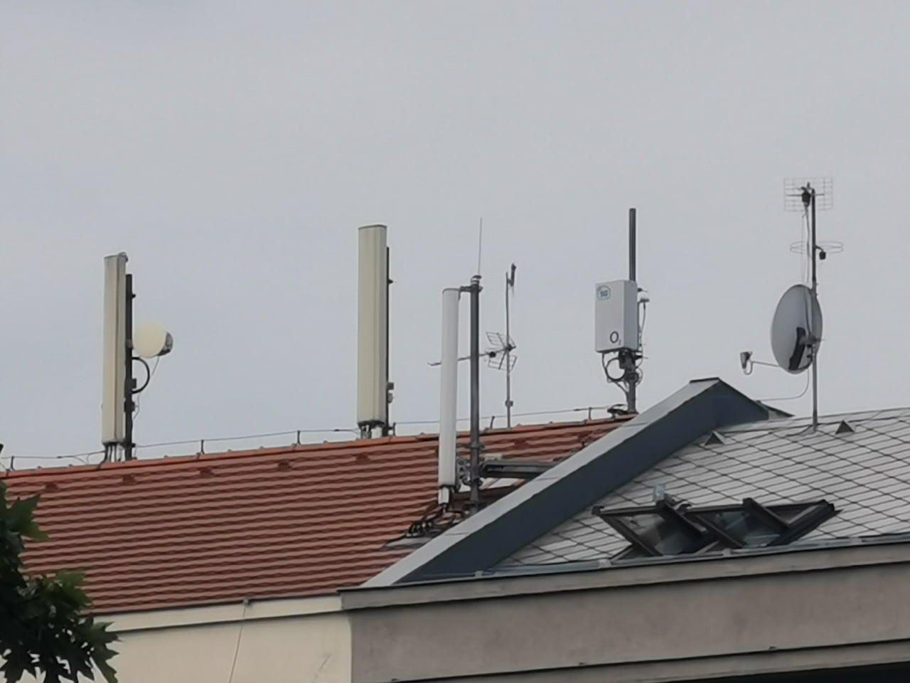 5G vysílač O2 (3,7 GHz) na Náměstí Míru v Praze