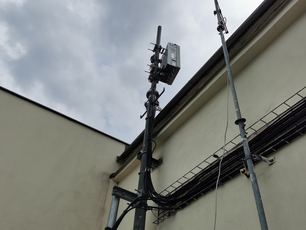 5G vysílač O2 (3,7 GHz) na Náměstí Míru v Praze
