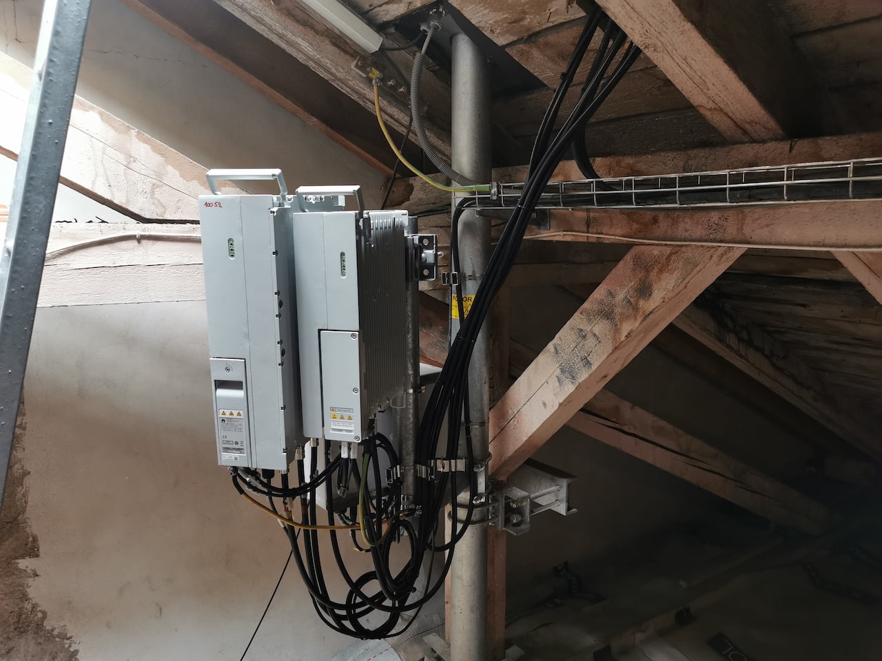 5G vysílač O2 (3,7 GHz) na Náměstí Míru v Praze