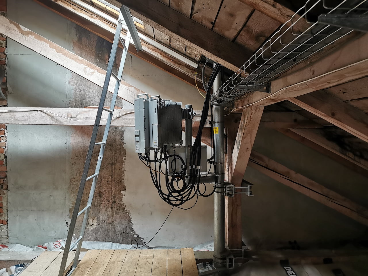 5G vysílač O2 (3,7 GHz) na Náměstí Míru v Praze