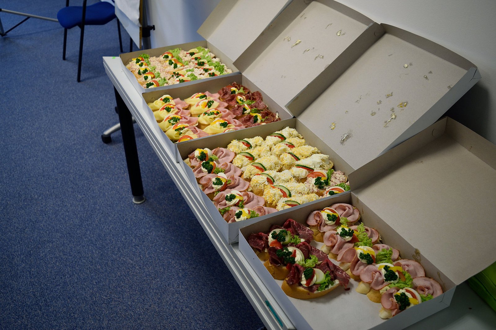 Po utrpení a odpovídání na záludné otázky se zjevila spása v podobě jídla a pití.