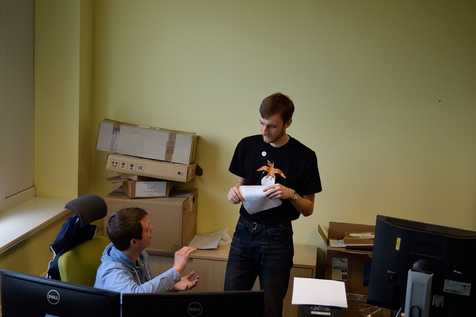 Jak se najde kancelář QA? Jděte podle počtu nadávek a hromad rozbitého HW.