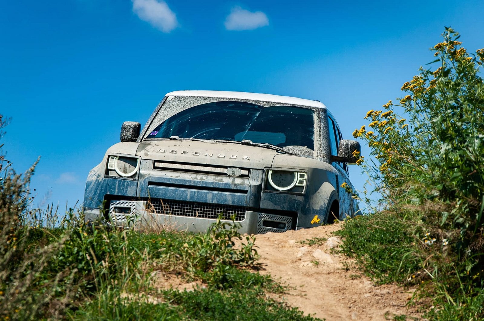 2020-10-lr-defender-v-terenu-19.jpg