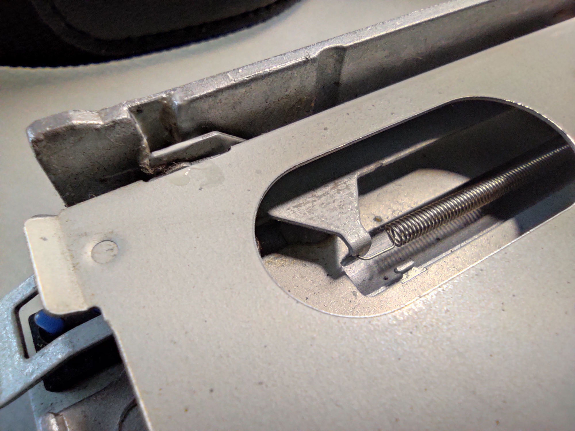 Mechanismus vkládání diskety.