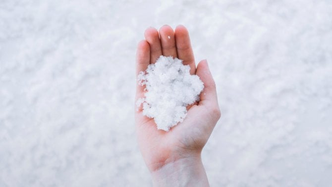 Dlaň držící sníh