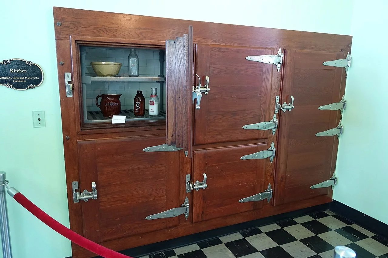 Nábytek v Cà d'Zan - John and Mable Ringling Museum of Art - Sarasota, Florida, USA. Toto je elektrická chladicí jednotka Kelvinator, c. 1926.