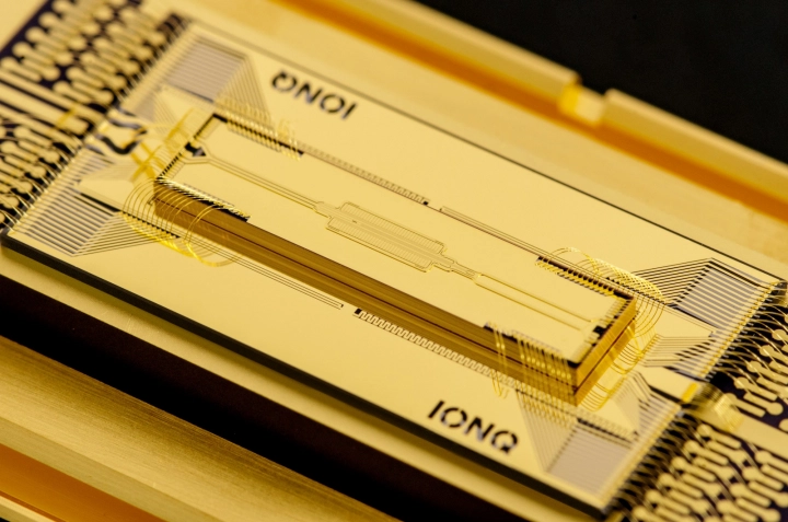 Autor: IonQ Kvantový čip IonQ Forte Enterprise na bázi uvězněných iontů