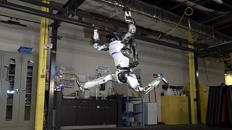 Jako člověk. Robot od Boston Dynamics metá salta, v praxi to ale nevyužije