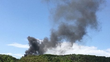 Náhledový obrázek - V Úholičkách u Prahy hořela hala na recyklaci odpadů. Magistrát zakázal pálení čarodějnic