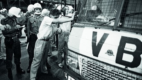 Náhledový obrázek - Trest za úder obuškem. Před 30 lety justice odsoudila prvního policistu za bití demonstrantů