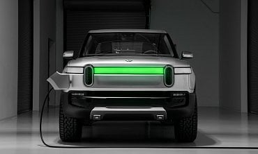 Rivian_R1T_Front_Charge