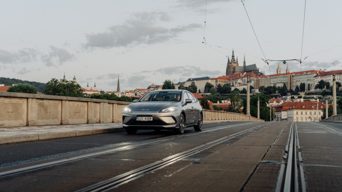 Na český trh dorazila novinka s potenciálem potrápit i Octavii. Je rychlá, ujedete přes 1000 km, stojí 740 tisíc a má šestiletou záruku