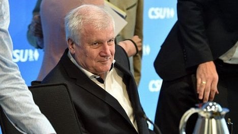 Náhledový obrázek - Seehofer nabídl spolustraníkům svou rezignaci, necítí dostatečnou podporu