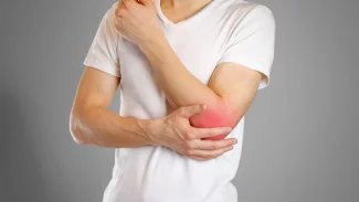 Náhledový obrázek - Příznaky tenisového lokte zahrnují hlavně bolest v postižené oblasti. K tomu se přidává otok a zarudnutí