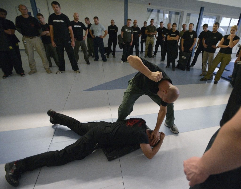 2011-09-vc3bdcvik-sebeobrany-krav-maga-v-letadle-1.jpg