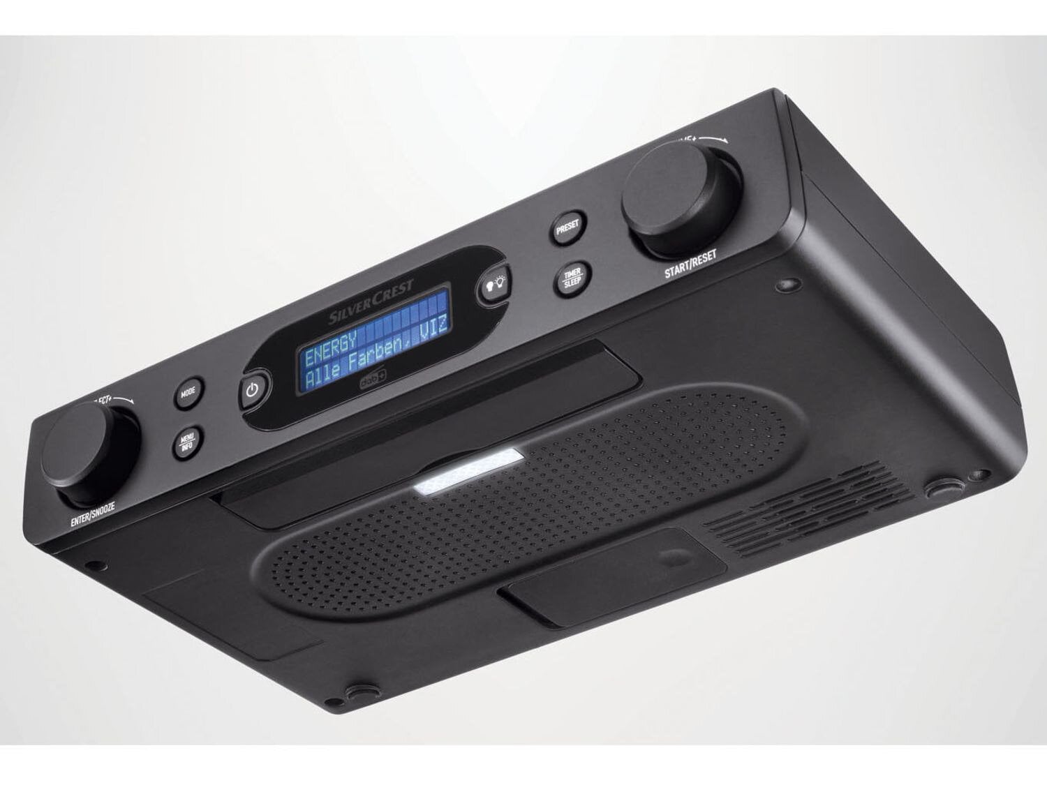 Další zástupce DAB+ přijímačů z nabídky Lidlu je určen hlavně do kuchyní. Výrobce doporučuje montáž pod polici nebo skříňku, proto je na čelním panelu přijímače tlačítko, kterým rozsvítíte LED světlo na spodní straně. Rádio ale může také samostatně stát na lince. Nepodporuje příjem stanic přes internet, ale samozřejmostí je, že kromě DAB+ naladí i analogové vysílání na FM. Informace o stanicích se zobrazují na dvouřádkovém displeji, v paměti jich může být uloženo až 60 (30 digitálních a 30 analogových). Rádio má funkci budíku, můžete také načasovat jeho automatické vypnutí (od 15 minut po 2 hodiny). V balení je síťový adaptér.