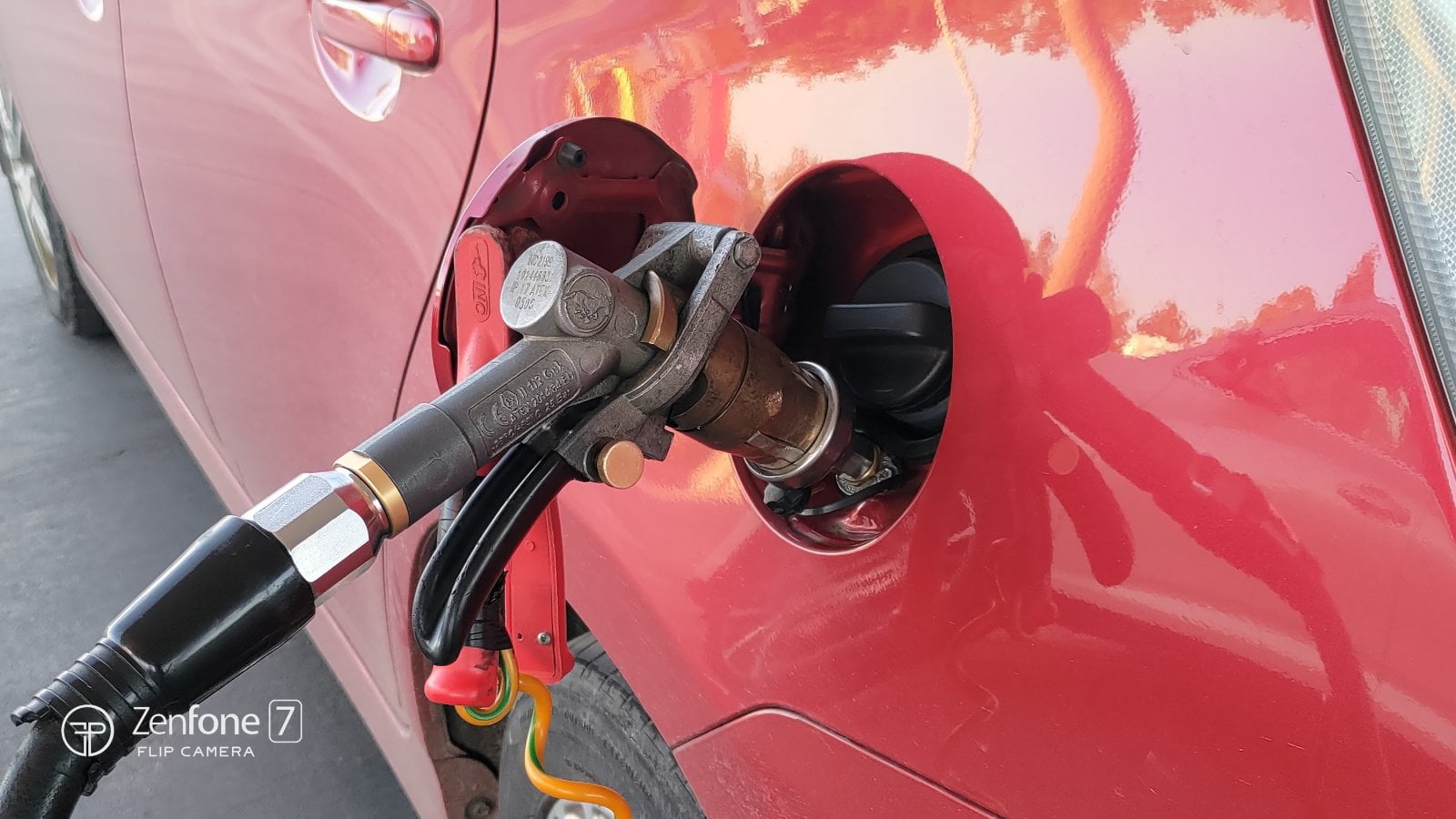 Tankování LPG na čerpací stanici Shell. Turci používají samostatné uzemění. To jinde v Evropě nevidíte. Kırklareli, Turecko. (13. 09. 2025)