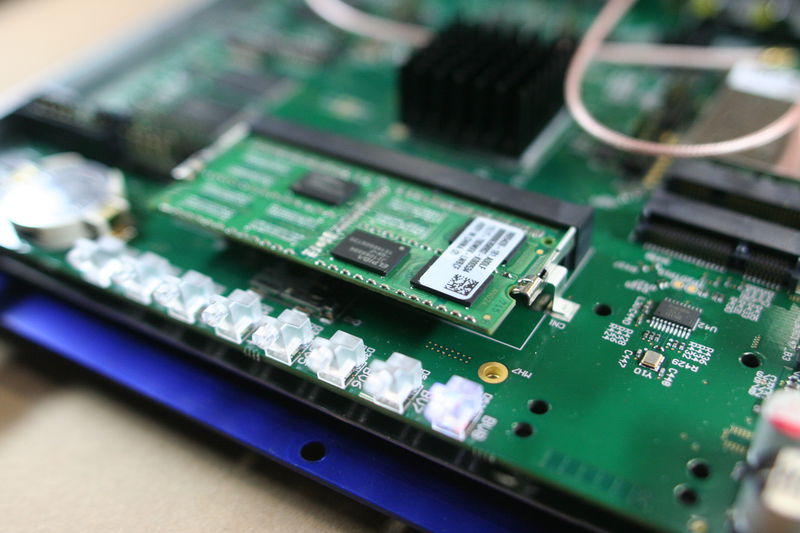 Detail na SO-DIMM paměť a LED s nasatavitelnou intenzitou svitu.