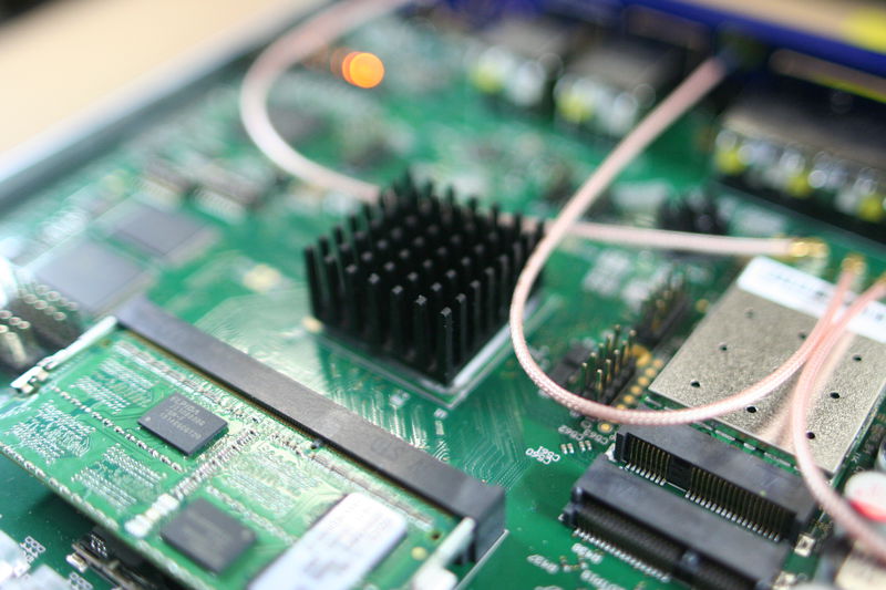 Detail na chladič procesoru, SO-DIMM paměť a Wi-Fi kartičku.